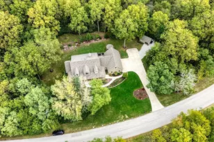 135 Country Ln, Yorkville, IL 60560 - Photo 3