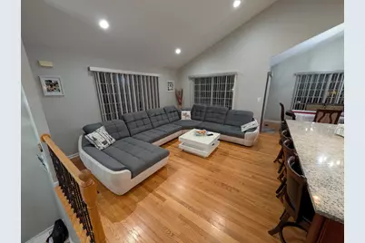 909 Mayfair Court, Elk Grove Village, IL 60007 - Photo 5