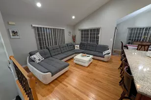 909 Mayfair Ct, Elk Grove Village, IL 60007 - Photo 5