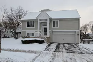909 Mayfair Ct, Elk Grove Village, IL 60007 - Photo 3