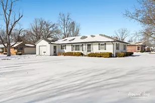 160 E Pendexter Ave, Watseka, IL 60970 - Photo 3
