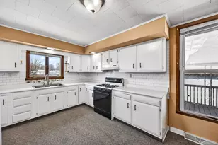 906 Peoria St, Lincoln, IL 62656 - Photo 7