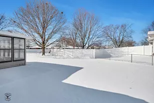 817 Stonewall Dr, Bourbonnais, IL 60914 - Photo 3