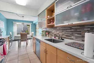 712 Scarbrough Circle, Hoffman Estates, IL 60169 - Photo 7