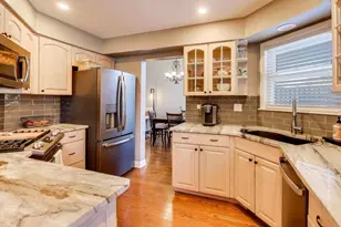 141 Chatsworth Cir, Schaumburg, IL 60194 - Photo 9