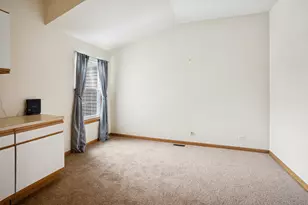 26 Blue Stem Ct, Streamwood, IL 60107 - Photo 9