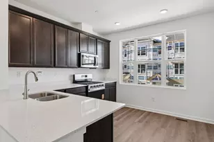 585 Yosemite Wy, Mundelein, IL 60060 - Photo 3