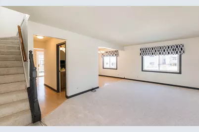 230 Ashley Court, Roselle, IL 60172 - Photo 3