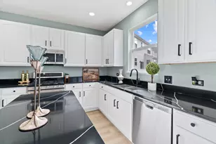 2197 Wilson Creek Cir, Aurora, IL 60503 - Photo 15