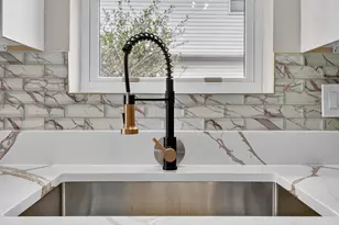 2601 W 98th Pl, Evergreen Park, IL 60805 - Photo 7