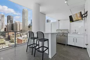 146 W Erie St, Chicago, IL 60654 - Photo 17