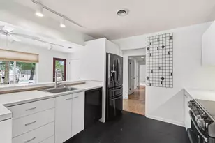 605 S James St, Champaign, IL 61821 - Photo 13