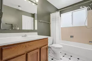 429 Sandhurst Cir, Glen Ellyn, IL 60137 - Photo 13