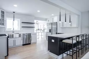 210 N Russel St, Mount Prospect, IL 60056 - Photo 3