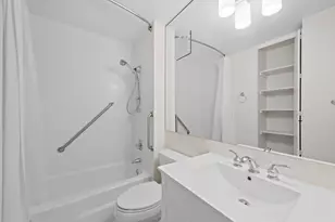 111 E Chestnut St, Chicago, IL 60611 - Photo 17