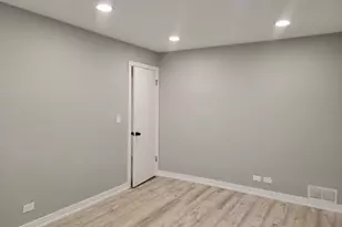 1001 E Callero Cir, Mount Prospect, IL 60056 - Photo 11