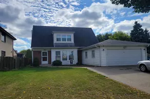 1001 E Callero Cir, Mount Prospect, IL 60056 - Photo 1