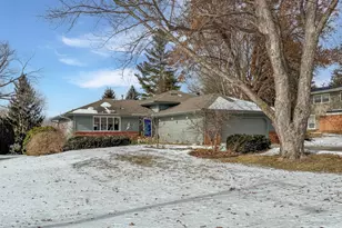 210 Park Crest Dr, Freeport, IL 61032 - Photo 9