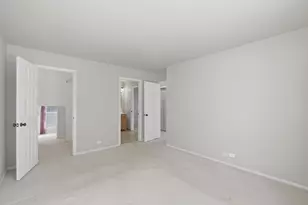 4980 Kimball Hill Dr, Rolling Meadows, IL 60008 - Photo 9