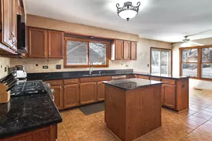 591 Salceda Ln, Mundelein, IL 60060 - Photo 11