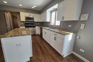 1565 Old Barn Cir, Libertyville, IL 60048 - Photo 5