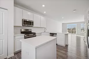 542 Cimmaron Cir, Crystal Lake, IL 60012 - Photo 3