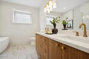 2246 W Lyndale St, Chicago, IL 60647 - Photo 17