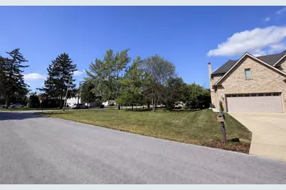 1050 W Woodland Avenue, Addison, IL 60101 - Photo 1