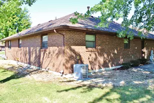 310 Carriage Dr, Morris, IL 60450 - Photo 3