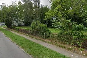 1097 W Green St, Decatur, IL 62522 - Photo 5