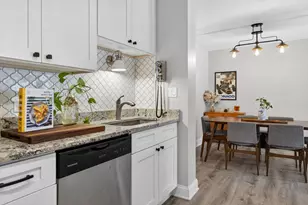 1041 N Mill St, Naperville, IL 60563 - Photo 7