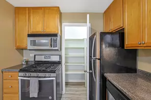 402 Sandalwood Ln, Schaumburg, IL 60193 - Photo 9