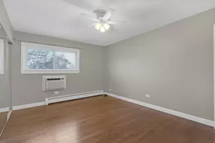 8872 W Jody Ln, Des Plaines, IL 60016 - Photo 9