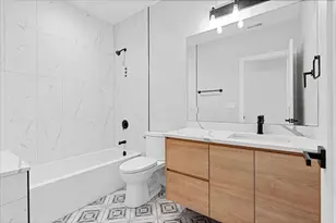 3653 W Barry Ave, Chicago, IL 60618 - Photo 13