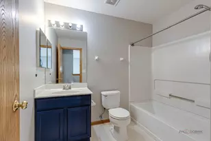 708 Valley View Ct, Aurora, IL 60502 - Photo 23