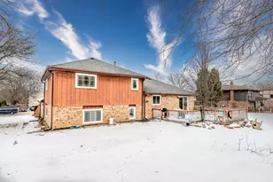 8821 W 100th St St, Palos Hills, IL 60465 - Photo 3