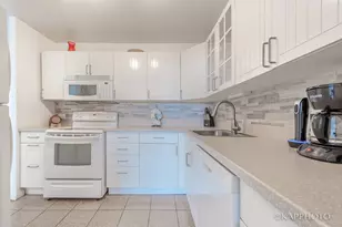 3930 N Pine Grove Ave, Chicago, IL 60613 - Photo 13