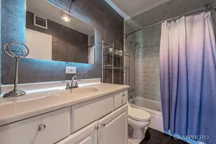 3930 N Pine Grove Ave, Chicago, IL 60613 - Photo 11