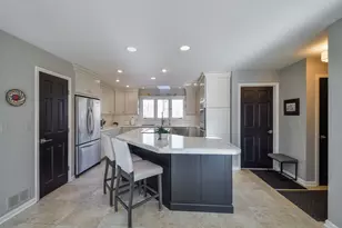 1907 Shoreline Dr, Saint Charles, IL 60174 - Photo 9