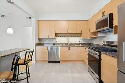 911 Busse Highway #302, Park Ridge, IL 60068 - Photo 5