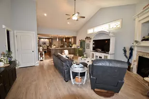 1915 Dunraven Rd, Bloomington, IL 61704 - Photo 11