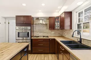 17 Camberley Ct, Hinsdale, IL 60521 - Photo 9