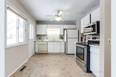 18758 W Highfield Drive, Gurnee, IL 60031 - Photo 9