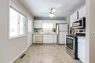 18758 W Highfield Dr, Gurnee, IL 60031 - Photo 9