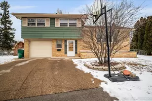 921 Birchwood Dr, Sycamore, IL 60178 - Photo 1