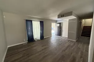 719 Surrey Dr, Streamwood, IL 60107 - Photo 3