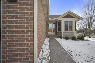 9 Spruce Ct, Bloomington, IL 61704 - Photo 3
