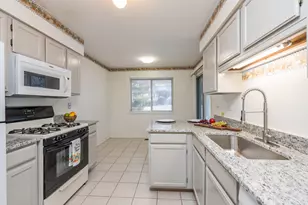 1367 Stratford Dr, Gurnee, IL 60031 - Photo 3