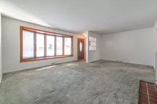 204 Lakeshore Dr, Crystal Lake, IL 60014 - Photo 5