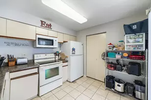 1750 Sleepy Hollow Ct, Schaumburg, IL 60195 - Photo 7